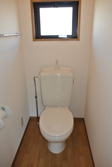 トイレ　小窓があり光の入るトイレ☆