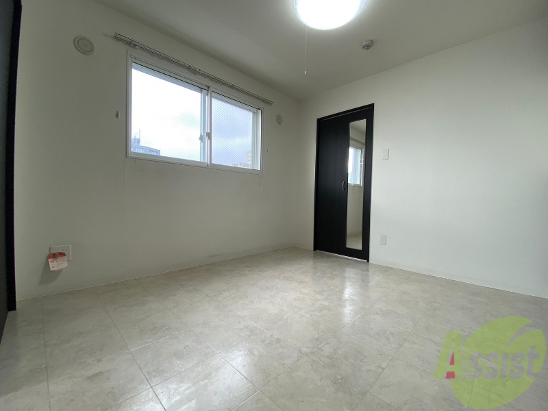 その他部屋・スペース　寝室はこちらです。光が差し込む、温かみのあるお部屋です。