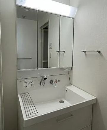 洗面設備　明るい洗面所です