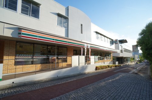 コンビニ　セブンイレブン　近鉄高の原駅東店（コンビニ）まで487m