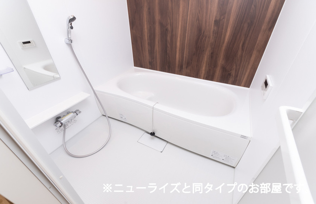 バス・シャワールーム　白を基調とした浴室に壁がワンポイント♪