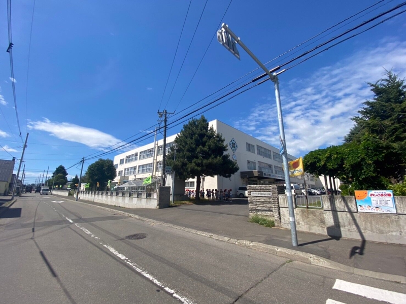 小学校　札幌市立新琴似西小学校（小学校）まで1060m