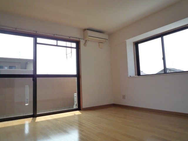 居室・リビング　角部屋のため2面採光のお部屋です