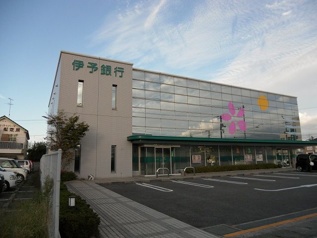 銀行　伊予銀行壬生川支店様（銀行）まで550m