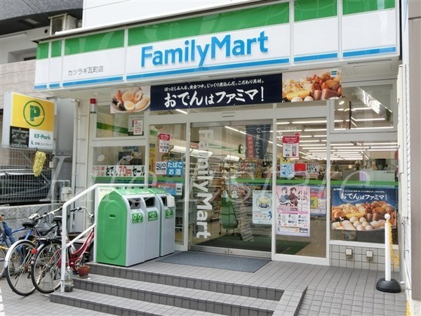 コンビニ　ファミリーマートカツラギ瓦町店（コンビニ）まで128m