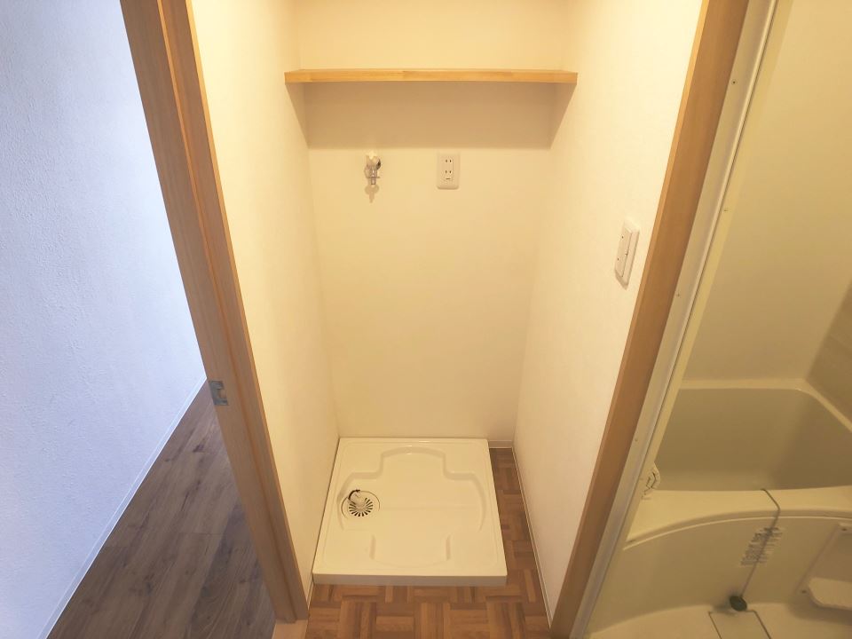 その他設備　室内洗濯機置場、上部に棚もあります