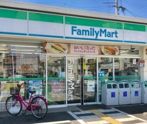 コンビニ　ファミリーマート三津屋中店（コンビニ）まで450m