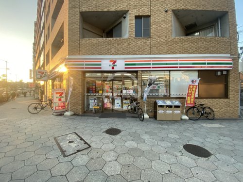 コンビニ　セブンイレブン 大阪新町4丁目店（コンビニ）まで130m
