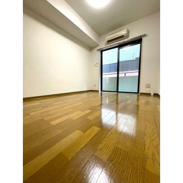 居室・リビング　エアコン・照明付きで、入居後すぐに生活を始められるお部屋です