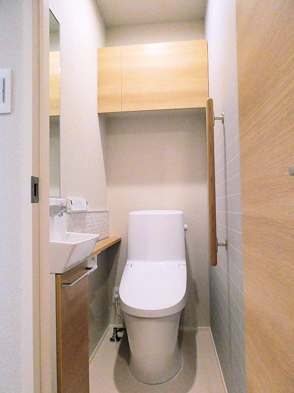 トイレ　トイレは温水洗浄便座で鏡・棚付き！