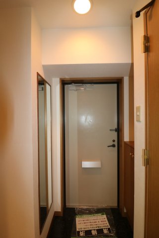 玄関　※反転間取り別部屋参考写真