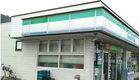 コンビニ　ファミリーマート梅名北店（コンビニ）まで700m