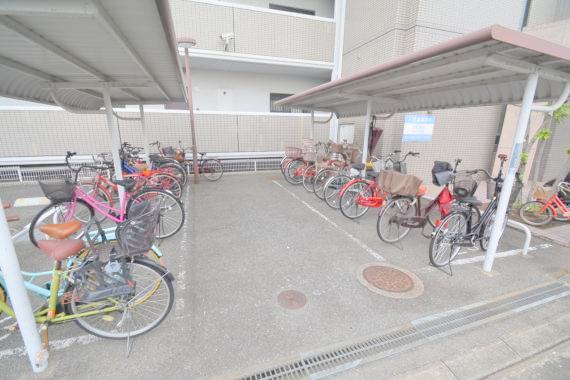 駐車場　敷地内にある駐輪場。雨の日にはうれしい屋根つきです。