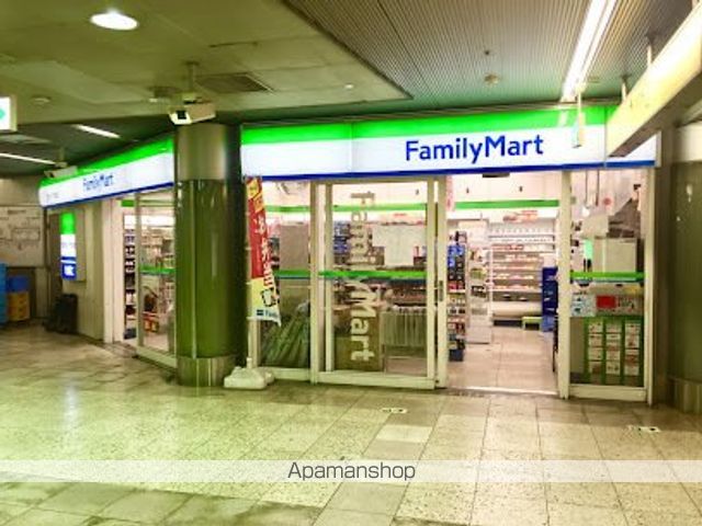コンビニ　ファミリーマート青山一丁目駅店（コンビニ）まで378m