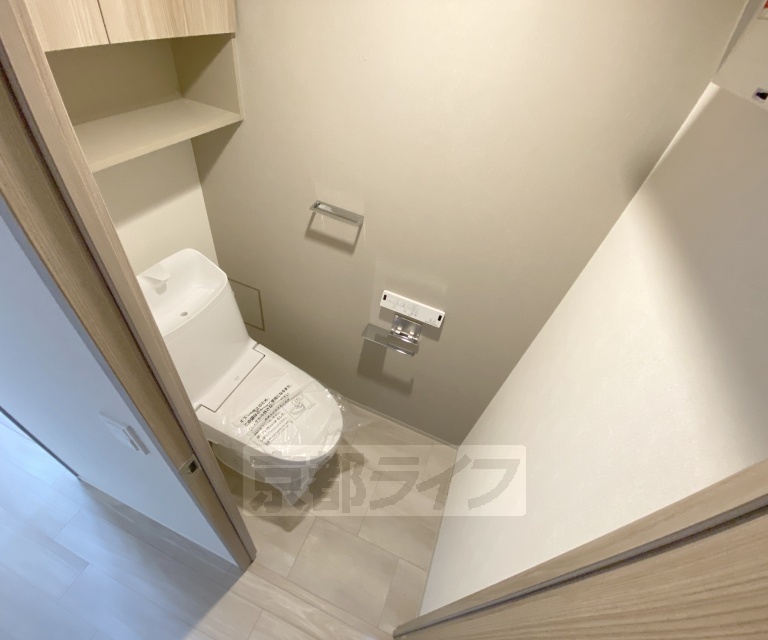 トイレ　収納棚を備えたトイレです。