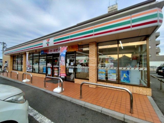 コンビニ　セブンイレブン 小牧駅北店（コンビニ）まで714m