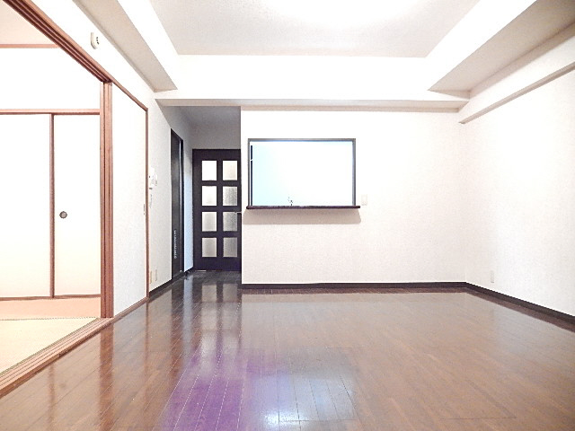 ビジネスワン高宮の居間写真