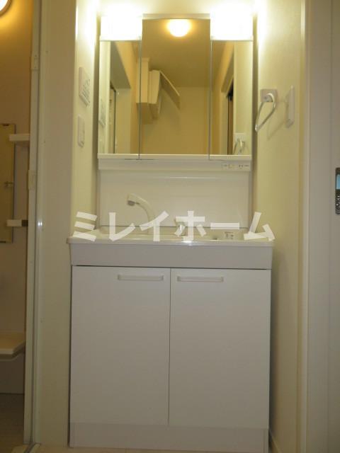 洗面設備　同建物内、別のお部屋の参考写真になります。