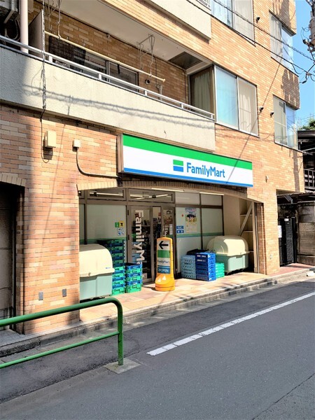 コンビニ　ファミリーマート桜台駅前店（コンビニ）まで297m