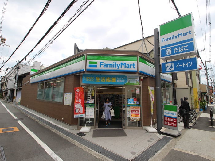 コンビニ　ファミリーマート（コンビニ）まで70m