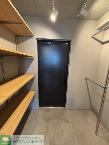 玄関　★奇数階・偶数階で木材や壁の色が異なります。