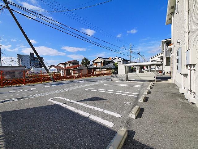 駐車場　駐車場があるので、車を買う予定の方も安心です