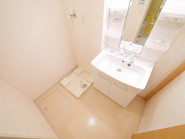 洗面設備　明るい洗面所です