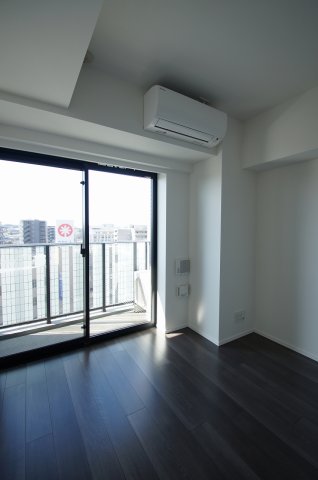居室・リビング　落ち着いた色の床材を使用したお部屋です
