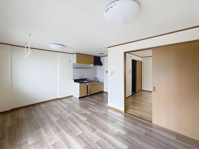 居室・リビング　掲載写真は同型モデルを掲載しており実際のお部屋と仕様等が異な