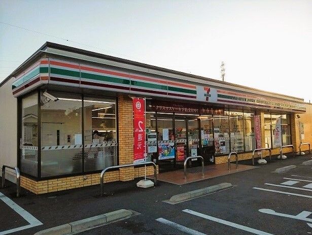 コンビニ　セブンイレブン高坂駅西口店（コンビニ）まで320m