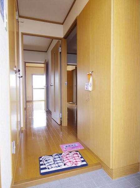 玄関　靴を履いたら元気にあいさつ　いってきまーす！！