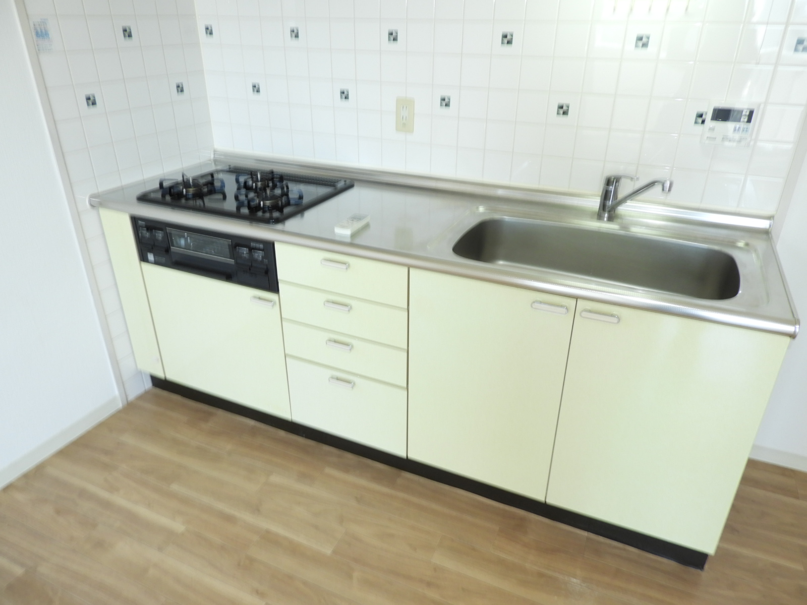 キッチン　ガス３口システムキッチン