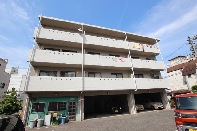 広島市安佐南区大町西のマンションの建物外観
