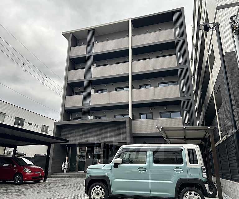 京都市南区上鳥羽堀子町のマンションの建物外観