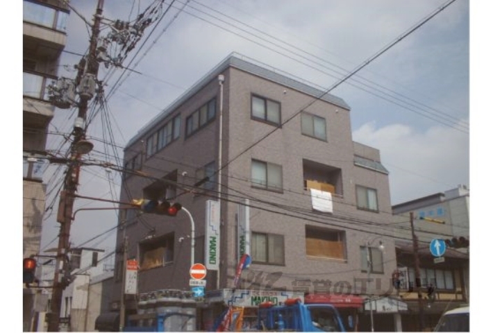 京都市東山区辰巳町のマンションの建物外観