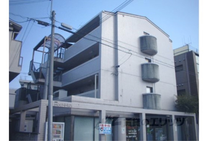 京都市西京区御陵溝浦町のマンションの建物外観