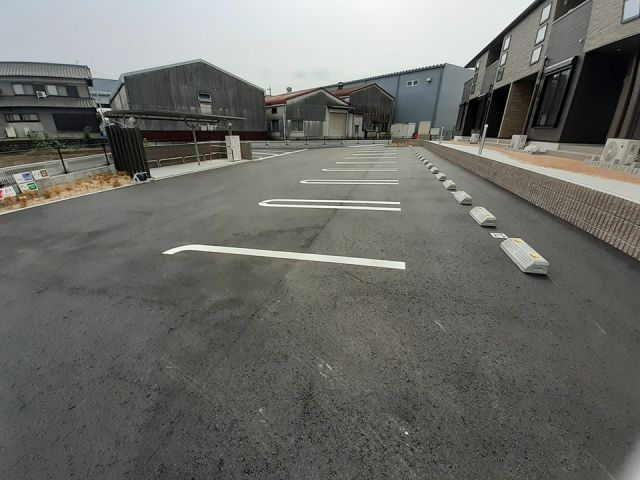 【三重郡川越町大字南福崎のアパートの駐車場】