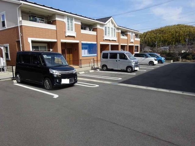 【桑名市大字蓮花寺のアパートの駐車場】