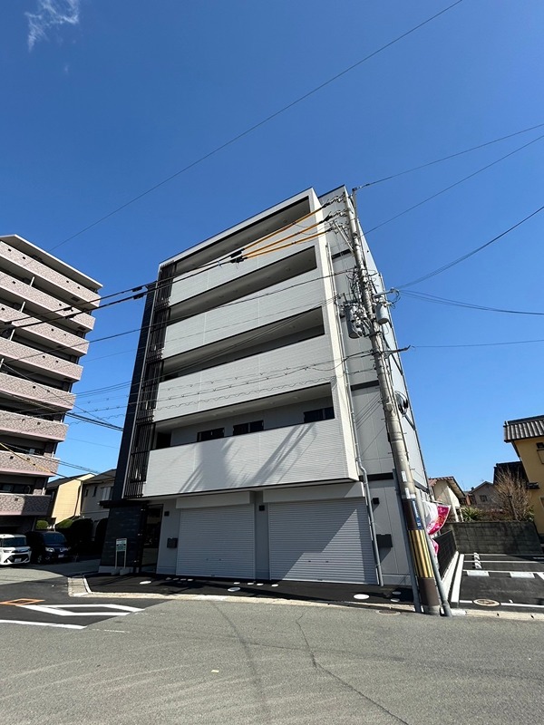 【姫路市飾磨区英賀保駅前町のマンションの建物外観】