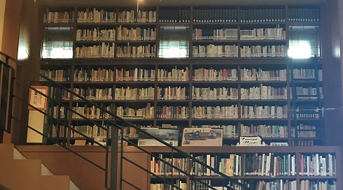 【港区芝公園のマンションの図書館】