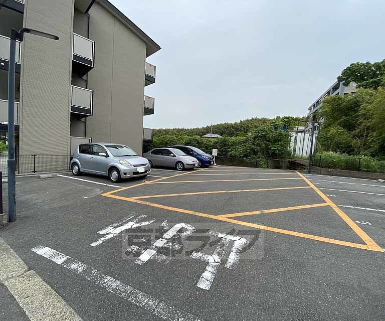 【京都市西京区樫原秤谷町のアパートの駐車場】