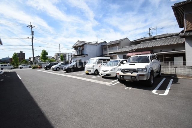 【ル・ソレイユの駐車場】