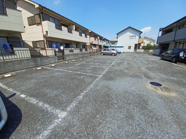 【東松山市山崎町のアパートの駐車場】