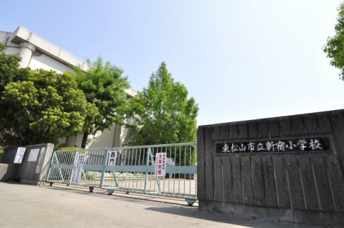 【東松山市山崎町のアパートの小学校】