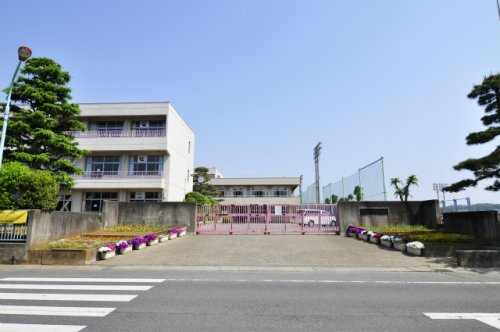 【東松山市山崎町のアパートの中学校】