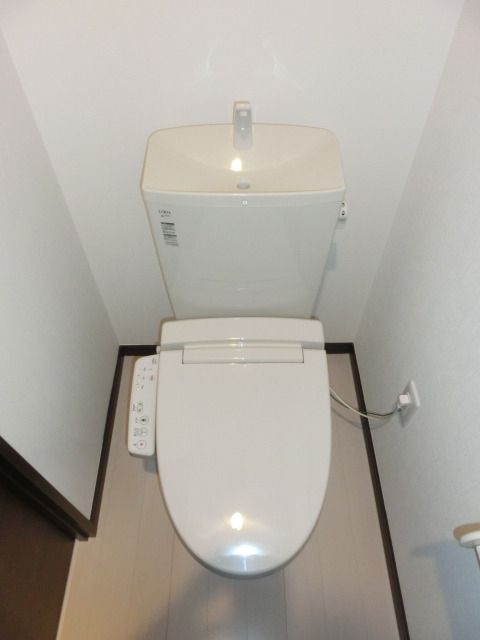 トイレ　ウォシュレット機能付です