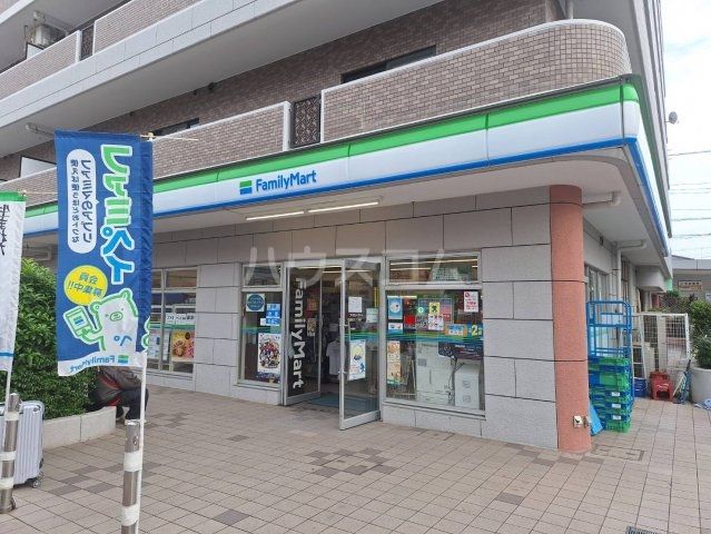 コンビニ　ファミリーマート 是政五丁目店（コンビニ）まで555m