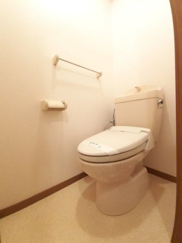 トイレ　落ち着いた色調のトイレです