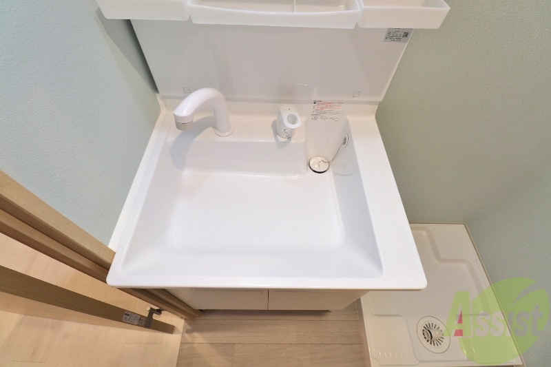 洗面設備　シンプルな独立洗面台