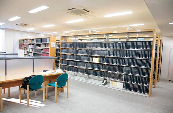 図書館　専修大学図書館神田分館（図書館）まで303m